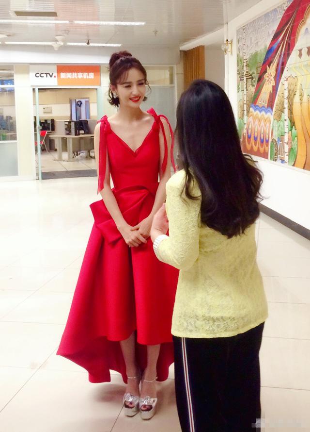 佟丽娅春晚后台和群演合照曝光 路人镜头中她