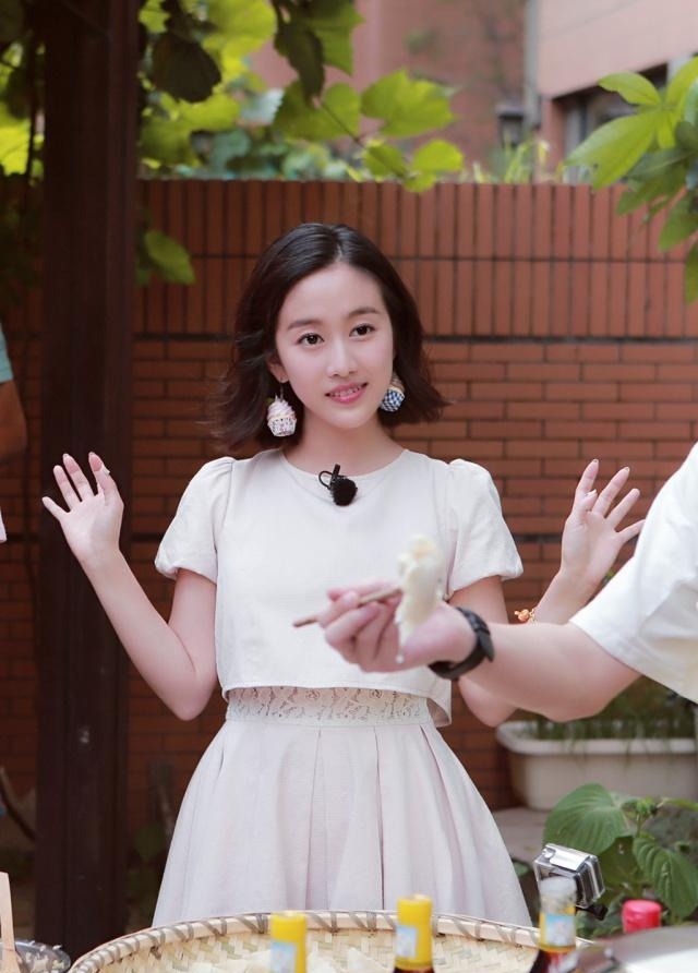 "严莉莉"刘美含,生活中会穿又美,但长相失去了辨识度