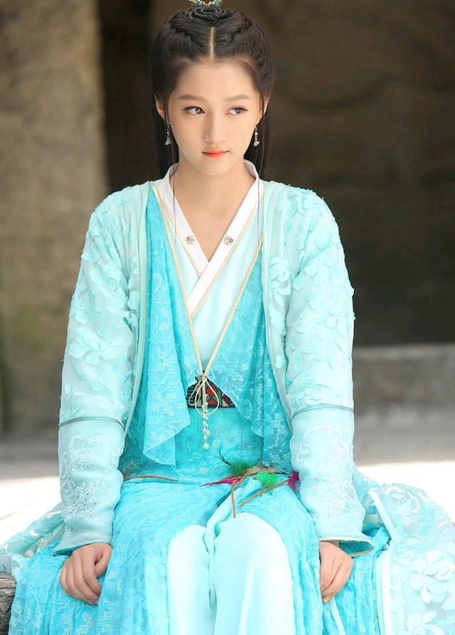 5,关晓彤 乖乖女的形象太甜美! 温婉贤淑的坐姿让人不敢打扰!