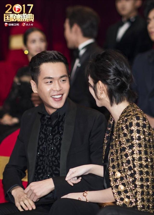 国剧盛典台下一幕太暖心,张若昀把唐艺昕的手