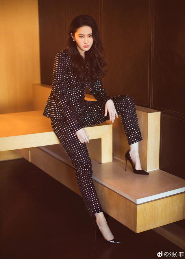 刘亦菲深夜发微博呵呵哒 疑回应杨采钰点赞干