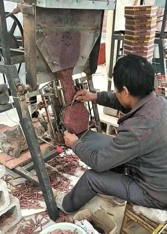 实拍:小作坊加工鞭炮,网友:师傅太累了,抽支烟再干