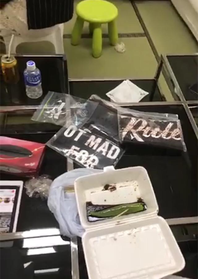 张柏芝一边敷面膜一边直播打麻将,小Q实力抢镜