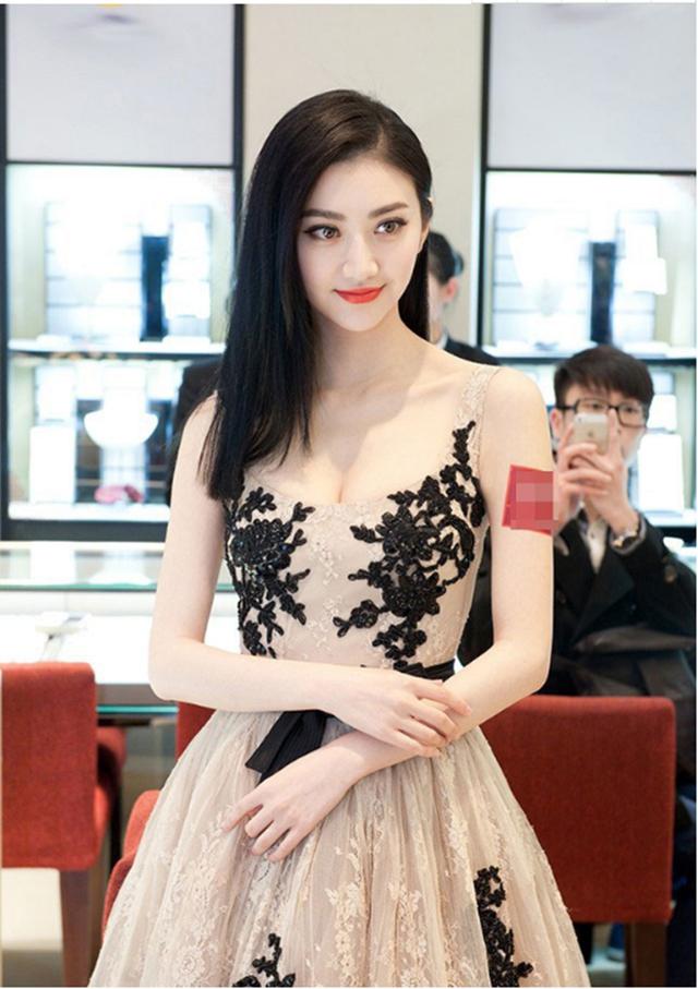 作为时尚前卫明星的景甜对穿搭的选择也是狠精细的