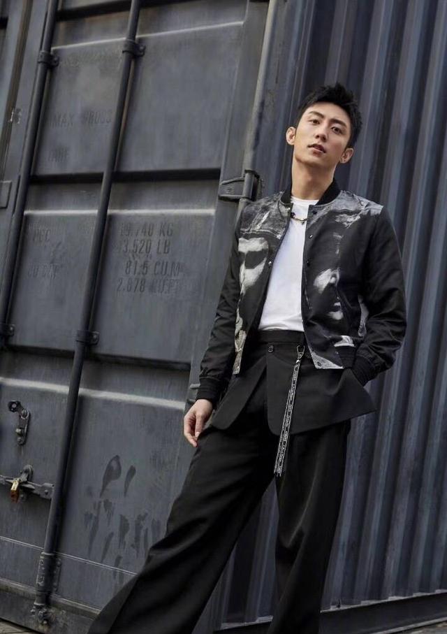 恭喜黄景瑜成为新任Dior香氛世家大使,淡然优