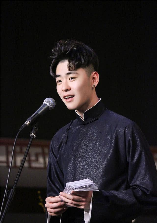 德云社封箱演出现场,张云雷出场引女粉丝尖叫