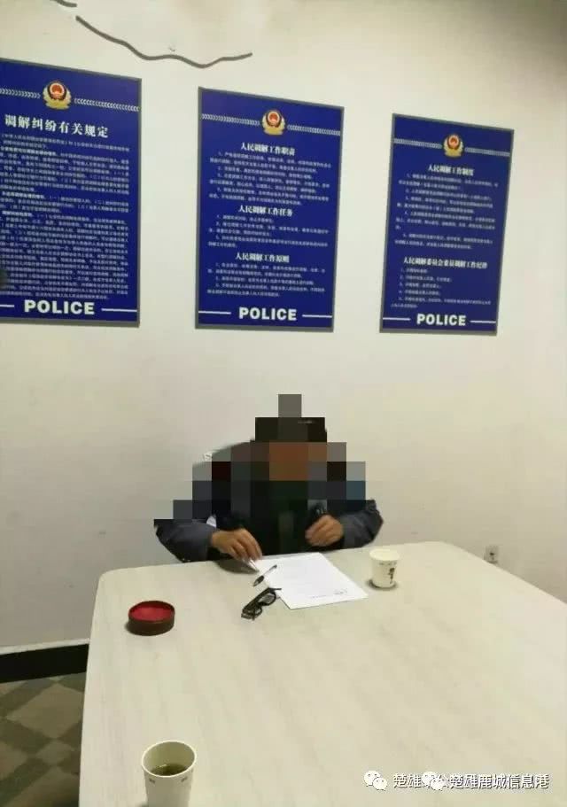 经过现场的摸排取证后,民警将涉嫌砸坏玻璃门的钱某带回派出所进行