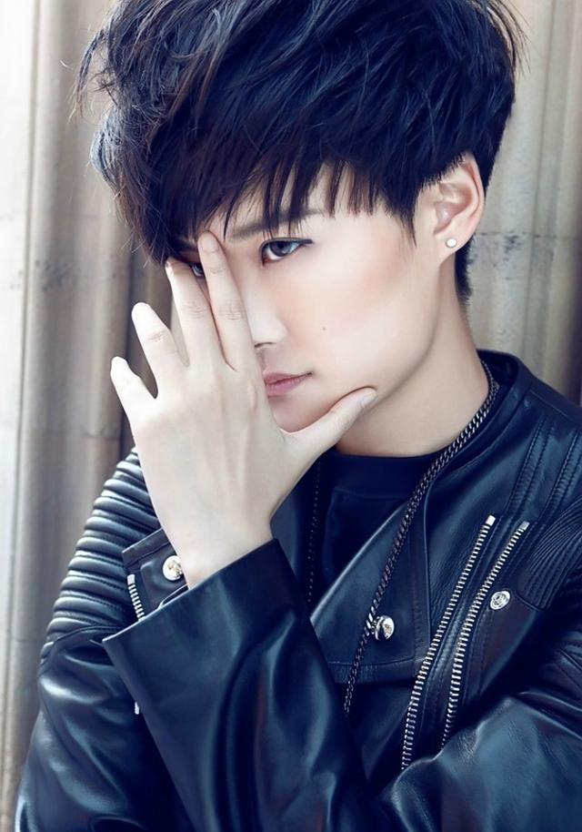 李宇春穿衣风格突变,假小子蜕变成女人味十足