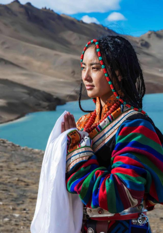 在西藏,看到藏族姑娘蹲在草丛边 如果这个时候你走上去就尴尬了|西藏|