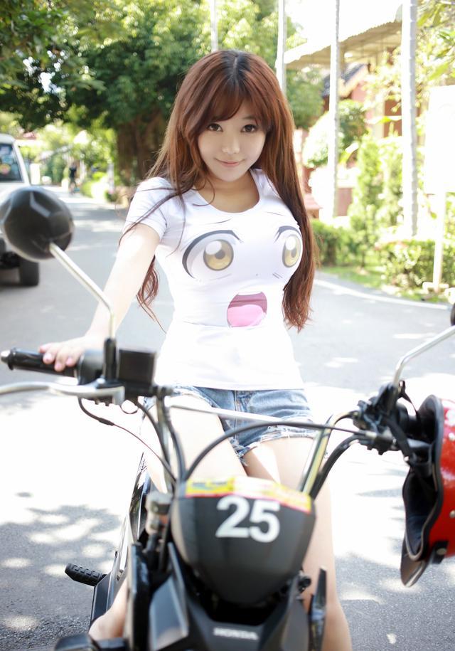 宅男女神刘飞儿:机车美女,美丽清纯