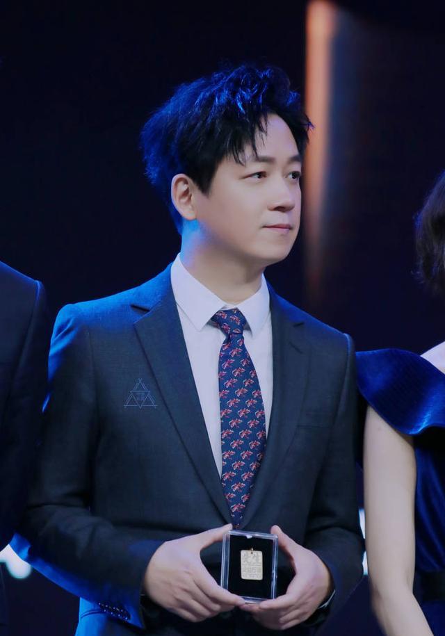 凭仗演技翻红的潘粤明晒24年前旧照,发福后也仍然帅气