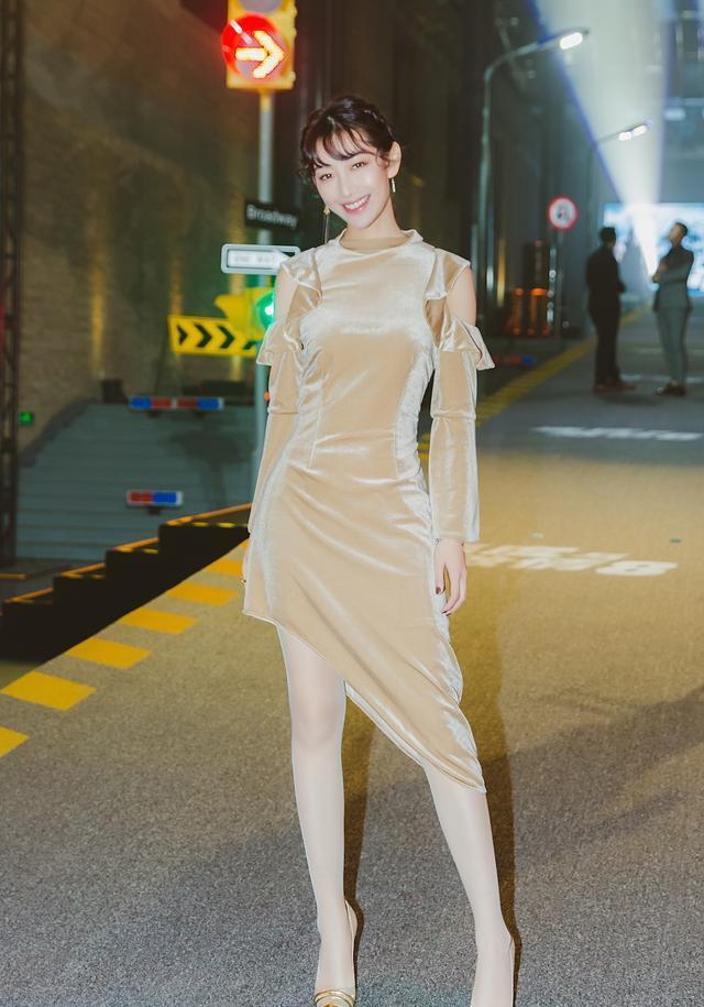 温雅一身金色长裙现身街头，只是丝袜太过显眼了!