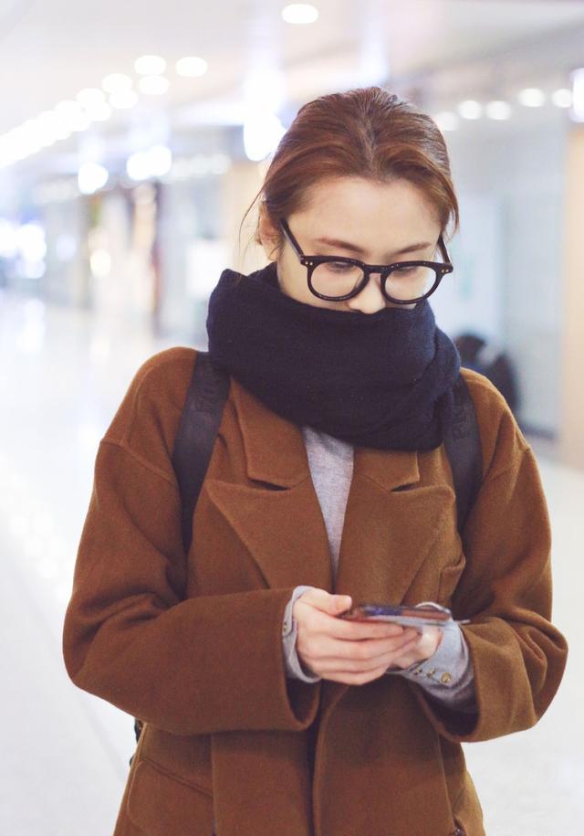 张慧雯穿焦糖色大衣配黑围巾裹得好严实,网友