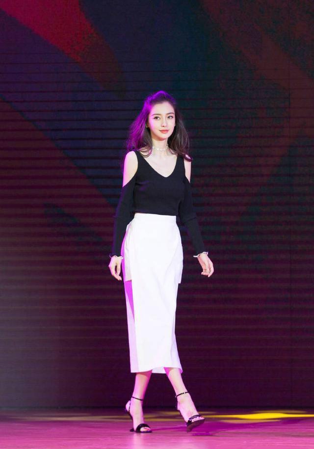 本以为杨幂一万块的造型鞋够酷了,没想到杨颖