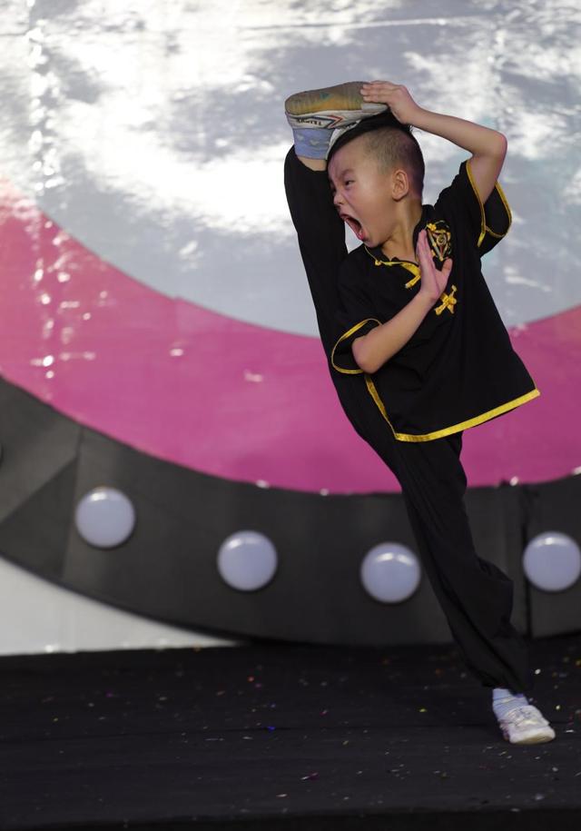 苏州东吴宝宝大赛九岁全能王女孩摘冠 开走