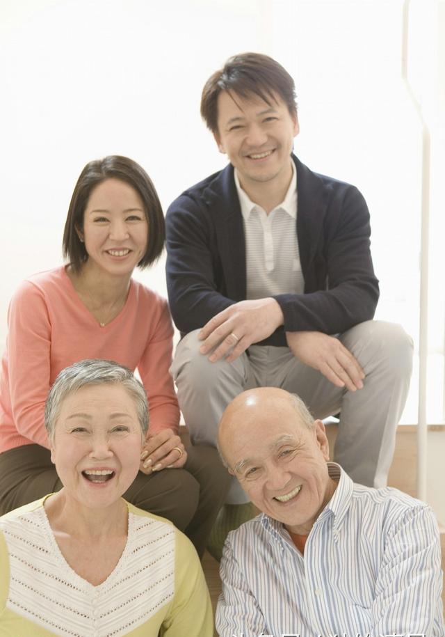 自从两亲家住一起,儿子和女儿却要闹离婚