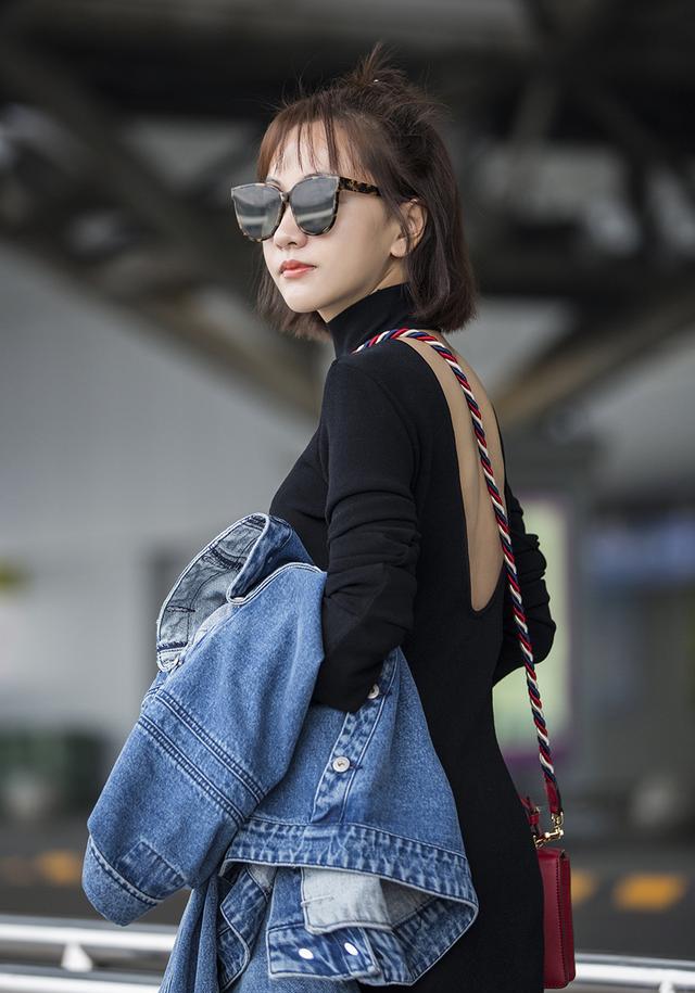 杨蓉身着黑色露背连衣短裙外现身机场,半丸子头超减龄!