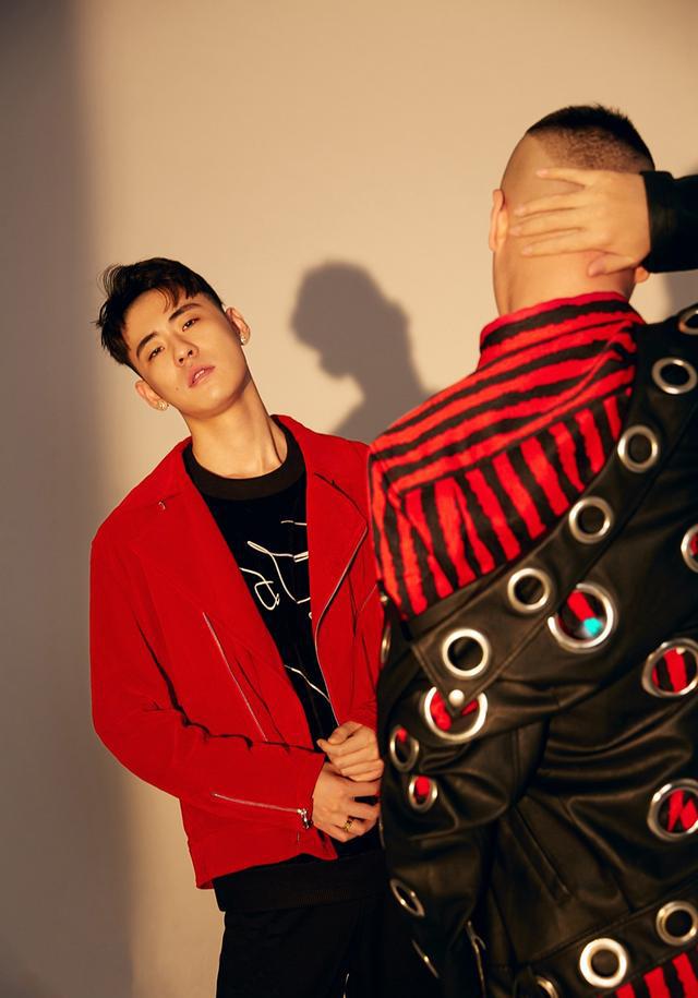 相声只能是长衫大褂?张云雷杨九郎颠覆传统,西装上台你见过吗