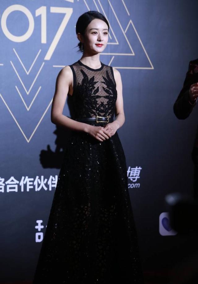 赵丽颖黑色礼服闪耀星光大赏红毯,零下几度的冷也挡不