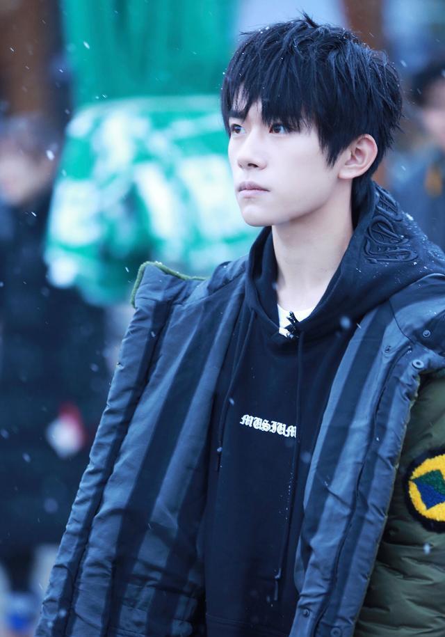 易烊千玺最新海报惊艳上线!网友:我也想成为他