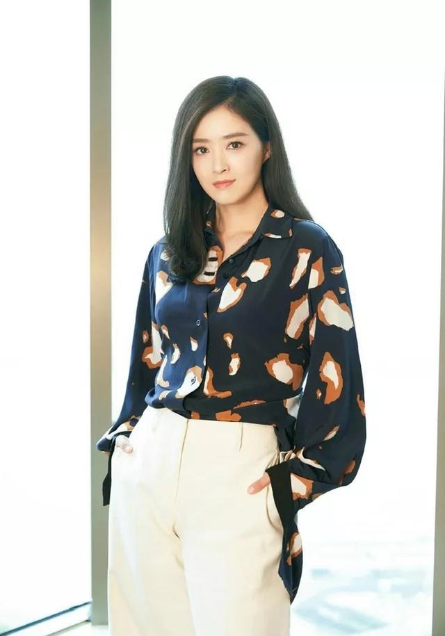 同样是微胖,只有蒋欣能把铅笔裤穿的这么美,你服不服?