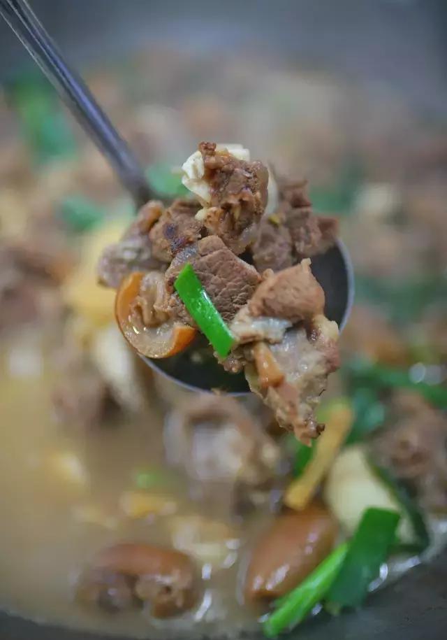 清焖羊肉,香滑可口,羊肉鲜而不燥,焖制过后,香味勾人,让人忍不住想大