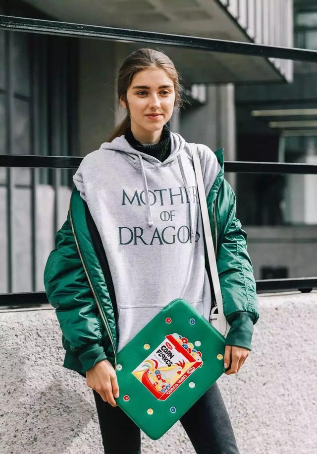 羽绒服+卫衣今冬最chic搭配,谁穿谁好看!