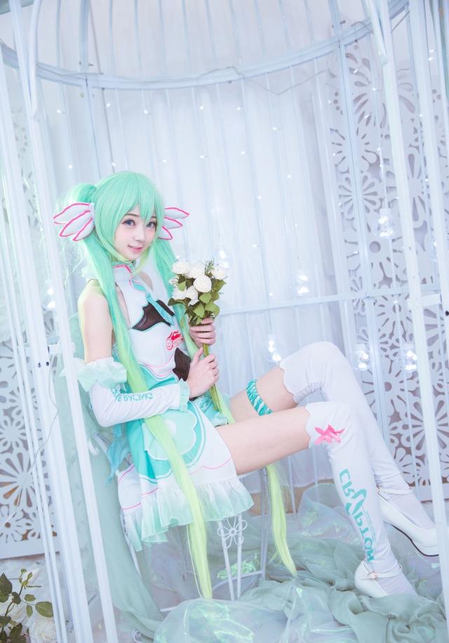 v家2017初音赛车娘cos,笼中的miku小仙女唯美精致