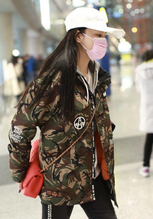 张馨予终于活出自我,一头披肩长发搭配迷彩服