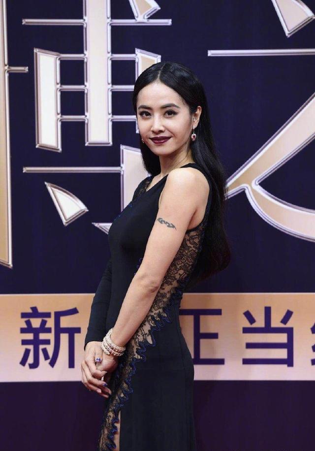 微博之夜红毯:关晓彤似大妈,穿丝袜的李宇春雷到我了,杨幂很美