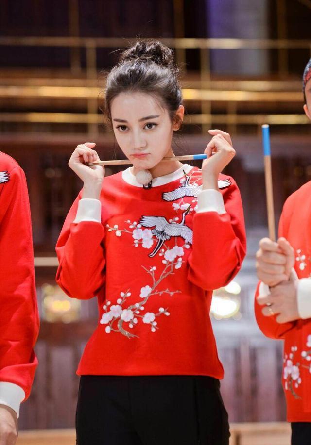 无修图的迪丽热巴头戴皇冠,女王范的她太让人