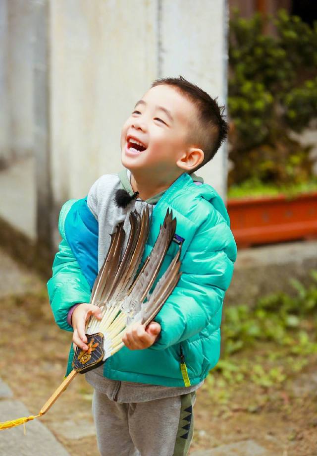 应采儿分享Jasper新发型视频，吐槽陈小春，爸爸的思维,妈妈不懂