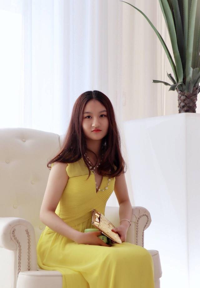 2001年出生的陆子艺今年16岁,现在在国外求学.
