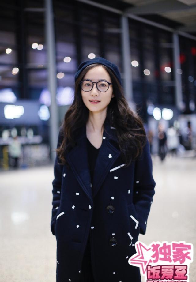 韩雪穿大衣戴眼镜现身机场肤白貌美笑容甜美,网友:皮肤状态极佳