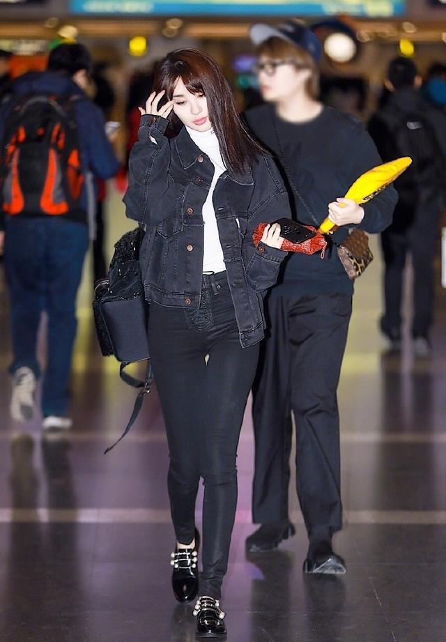 李菲儿机场秀没有一身失手,炫腹成瘾,撩发的样子真的好美