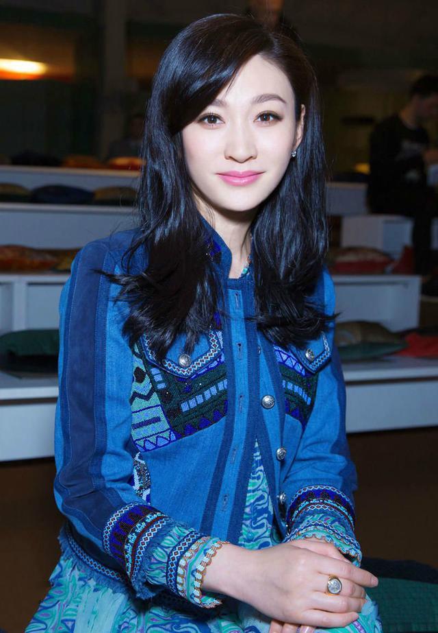 她40岁素颜都“值”８个亿，合个照随意就秒杀了汤唯林志玲！