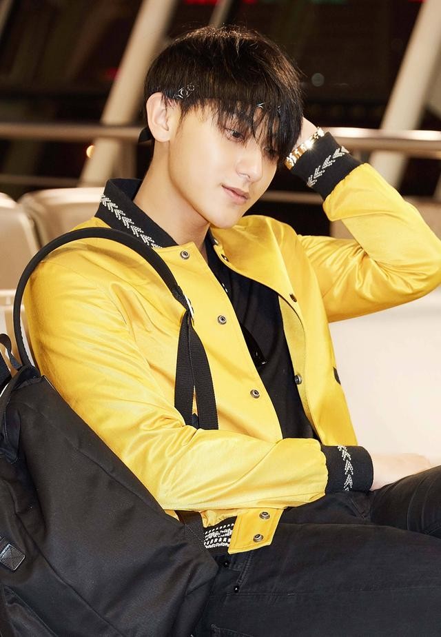 黄子韬巴黎时装周 黑色发带搭配墨镜街头感十