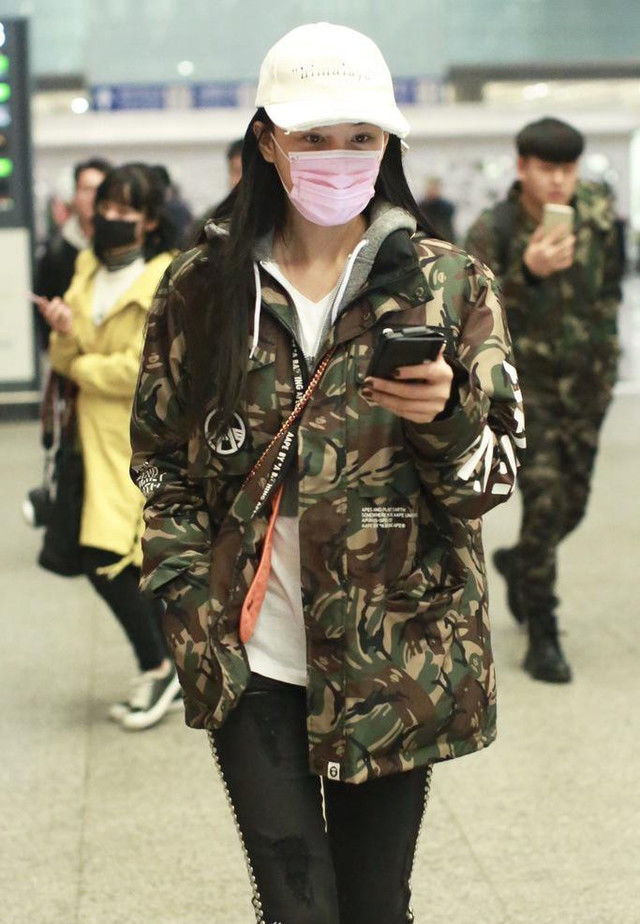 张馨予终于活出自我,一头披肩长发搭配迷彩服