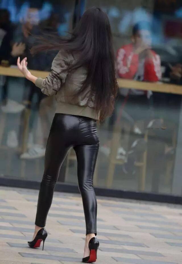 街拍:紧身皮裤出街女子,凹出曼妙身姿,背影让人眼前一亮!