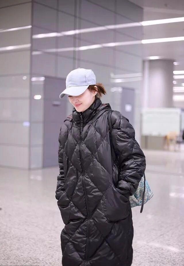42岁的梅婷近照曝光,一身黑色羽绒服非常保暖