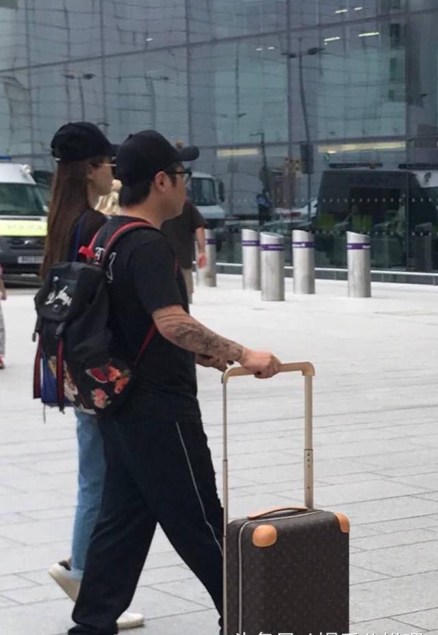 网友国外免税店偶遇唐嫣又在买奢侈品,不让签