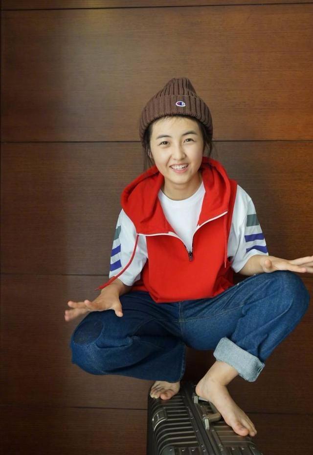 张子枫在微博上晒了一组相片!但我们只注意到她的脚!
