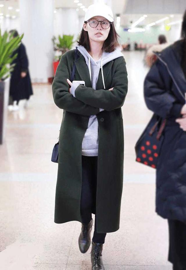 小清新李沁出席发布会,露脐上衣搭配A字牛仔裙