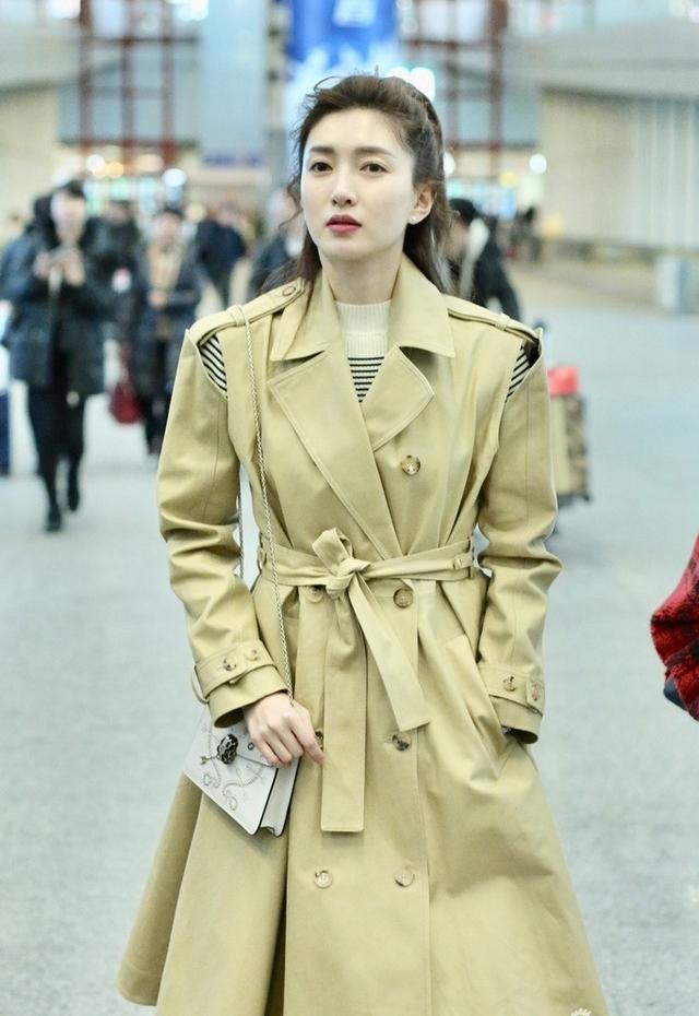 31岁江疏影机场秀,卡其色风衣配阔腿裤,网友:换