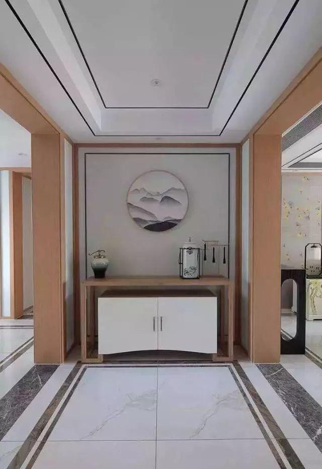 进门玄关的柜门很有设计感,搭配原木色,是不是很雅致呢?