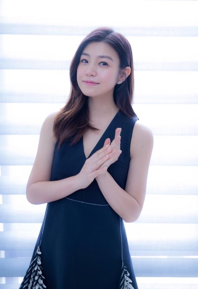 陈妍希身穿蓝色v领连衣裙,也忒好看了 网友:看完想表白
