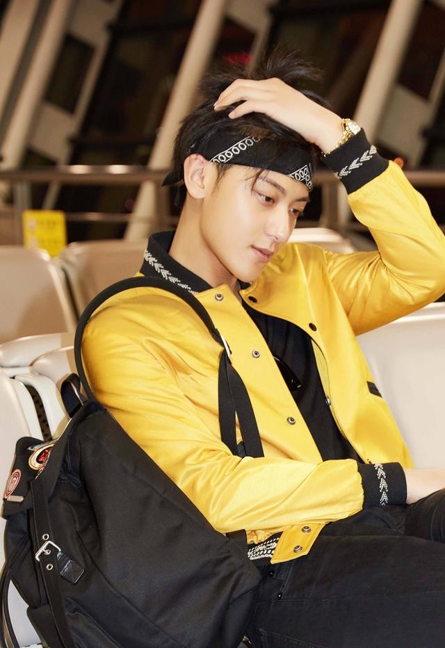 黄子韬巴黎时装周 黑色发带搭配墨镜街头感十