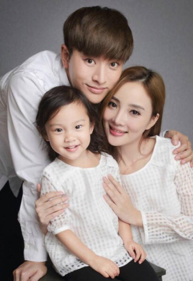 李小璐再被爆出猛料，除了夜宿PGone家，竟在他房间也被撞见过？