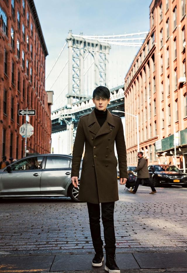 《谈判官》中饰演秦天宇的郭品超 漫步在异国