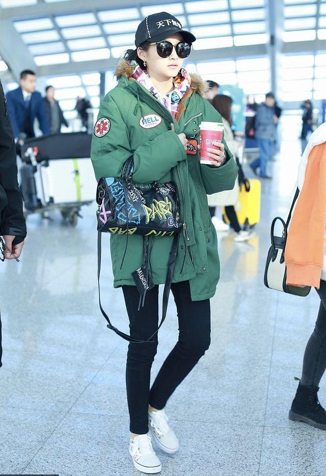 关晓彤一改清纯形象,内衣外穿看懵路人,网友:鹿